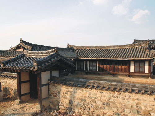 종택 — 돌담과 한옥