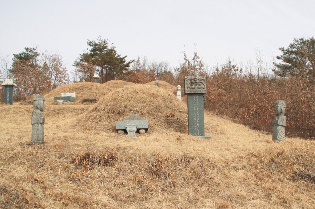 정대임 장군 묘역 전경 — 봉분과 좌우의 문인석, 상석과 묘비