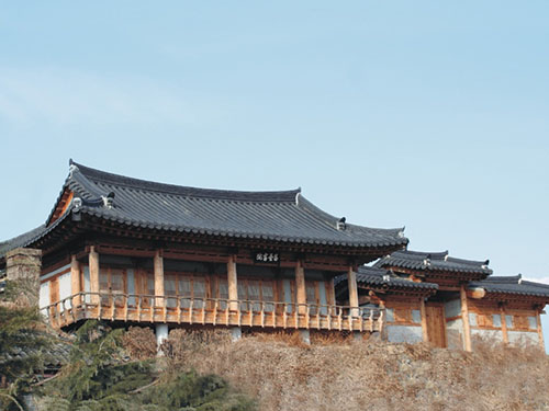 언덕 위에 자리한 창대서원 전경